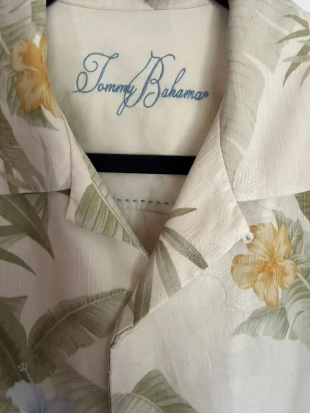 Tommy Bahama Shirt Men' Medium Yellow Ivory Floral Hawaiian Tropical Island Camp - Picture 3 of 7